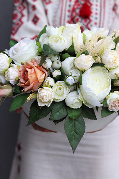 Trona Laosi, kompozycja kwiatowa w białym naczyniu