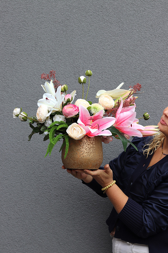 Lilie Clemente, kompozycja kwiatowa w naczyniu