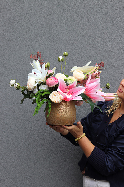 Lilie Clemente, kompozycja kwiatowa w naczyniu