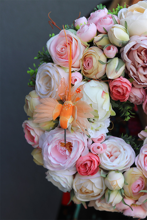 Romance Roses, wianek na drzwi z kolibrem