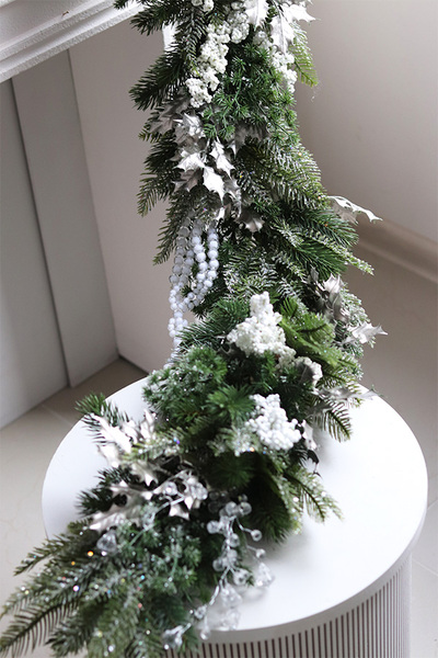 Laluna, zielona girlanda na kominek