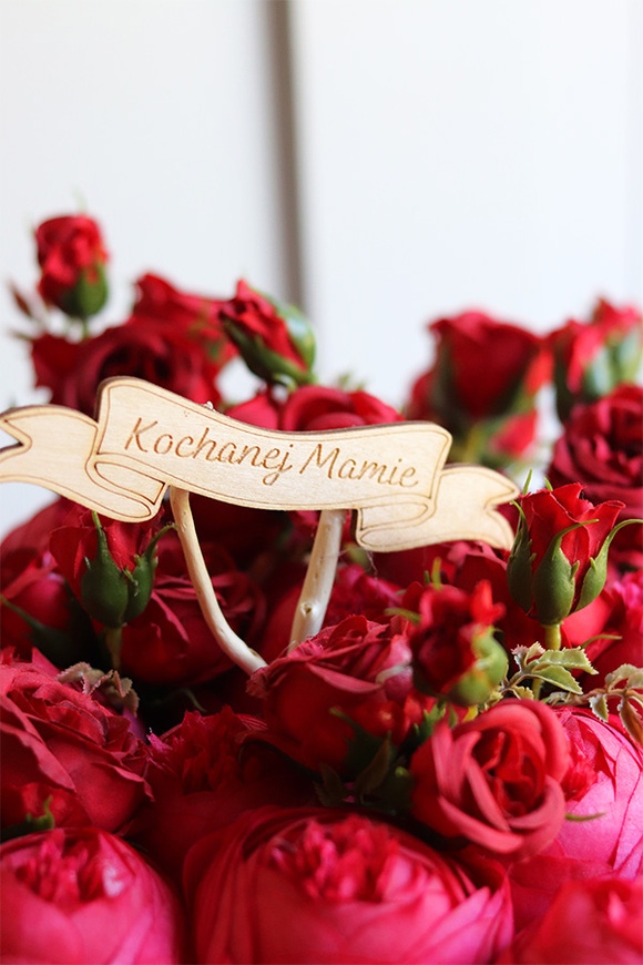 Serce Welurowe,  czerwony flowerbox z różami na Dzień Mamy
