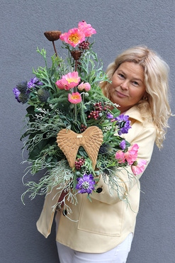 OD RĘKI Skrzydła Anioła, dekoracja nagrobna na drewnianej podstawie, wym.33x33x64cm