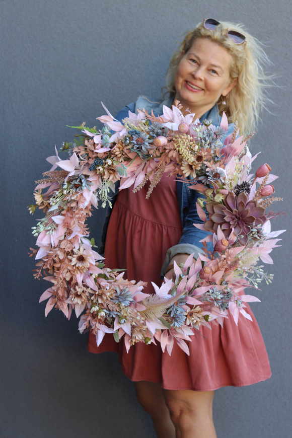 Cristina Boho, duży wianek z kwiatów i sztucznego suszu