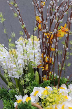 Wiosenne Trele Basket, wiosenna kompozycja roślinna, wys.99cm