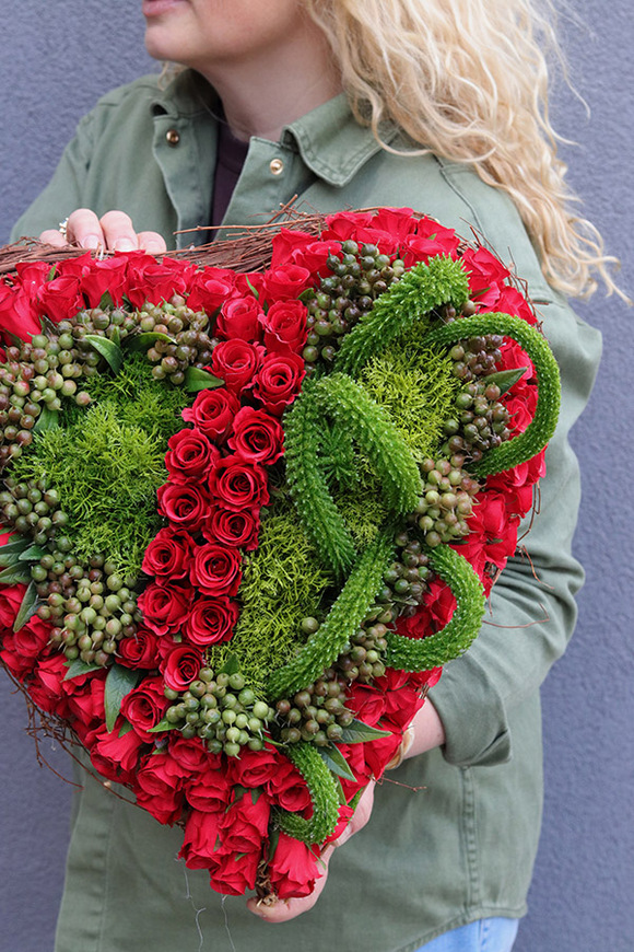 Scarlett, dekoracja nagrobna serce