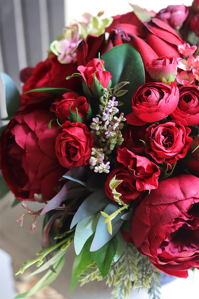 Red Heart, kompozycja kwiatowa w naczyniu