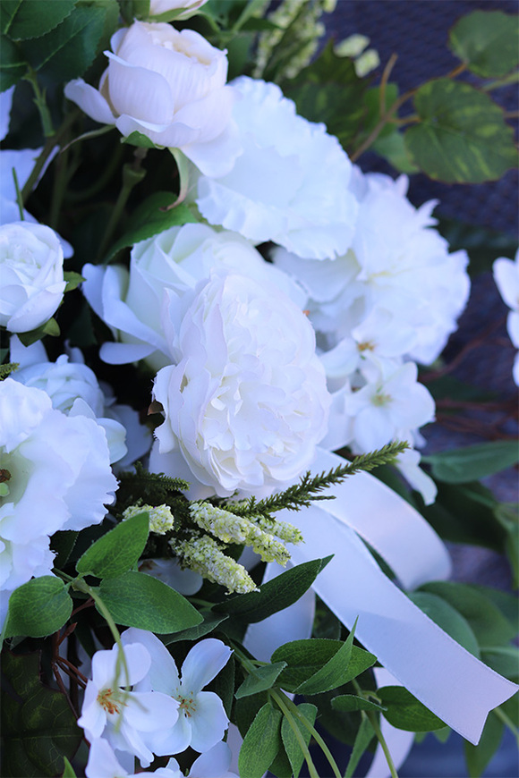 Balerio, biały bukiet nagrobny we wkładzie, wys.52cm