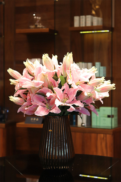 Liliowe Hilton 2, kompozycja kwiatowa w naczyniu