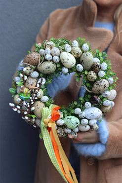 Kolorowe Wstążki, wielkanocny wianek na drzwi z jajkami, śr.28cm