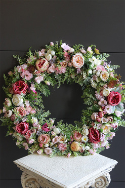 Pink Romantic, wianek kwiatowy na bazie obręczy metalowej, śr.62cm 