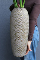 Red Bonfire, złoty wazon z amarylisami