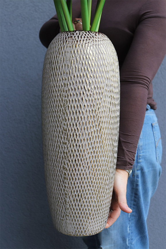 Red Bonfire, złoty wazon z amarylisami