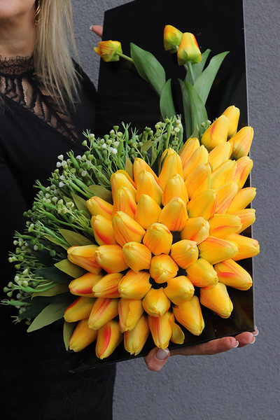 Tulippo New Design Yellow, dekoracja nagrobna na czarnej podstawie