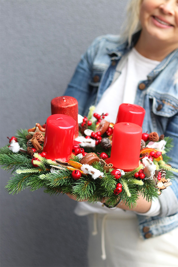 Adwent, świąteczny wianek stroik z czterema świecami