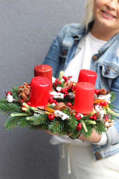 Adwent, świąteczny wianek stroik z czterema świecami