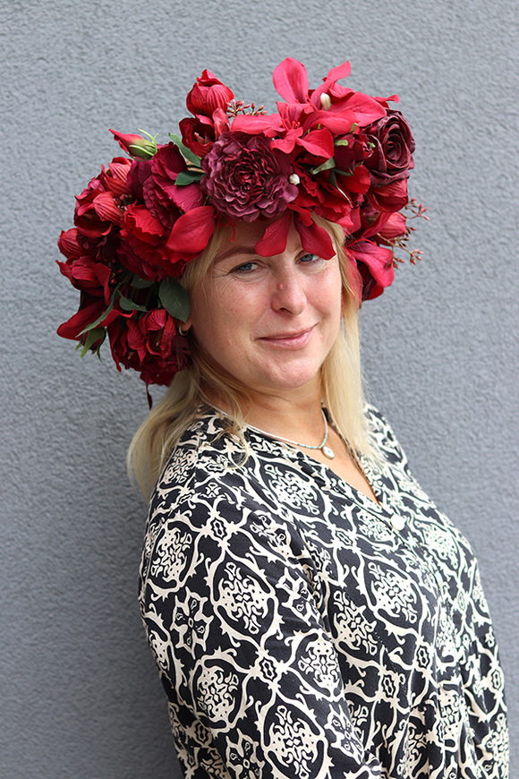 Frida Bordo, czerwony wianek na głowę ze sztucznych kwiatów