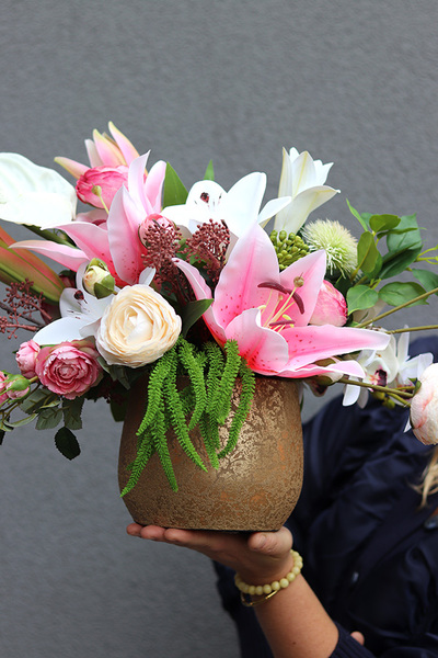 Lilie Clemente, kompozycja kwiatowa w naczyniu