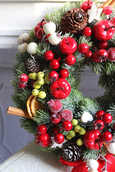 Czerwone Korale, bożonarodzeniowy wianek na drzwi