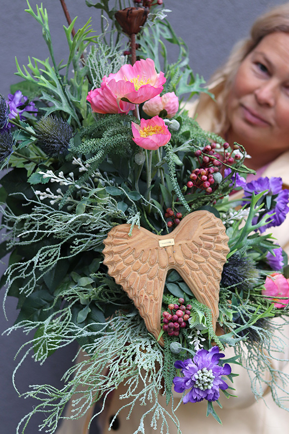 Skrzydła Anioła, dekoracja nagrobna na drewnianej podstawie, wym.33x33x64cm