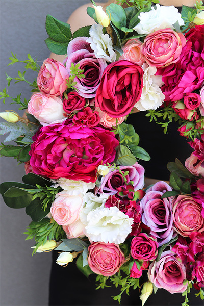 Caryca Delicja, różowy wianek na drzwi	