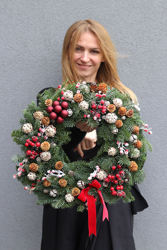 Redina Nobilis, świąteczny wianek z żywymi gałązkami