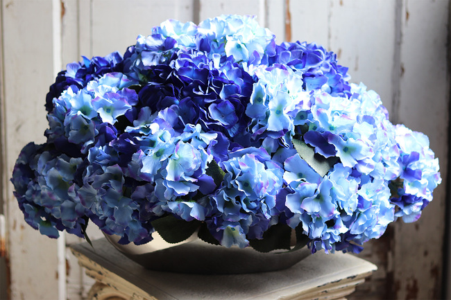 Energia Kosmosu, kompozycja z hortensjami w srebrnej misie