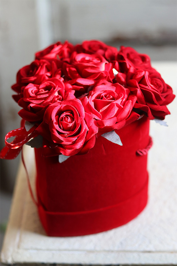 czerwony flowerbox z różami na walentynki, Serce, wym.16x16cm