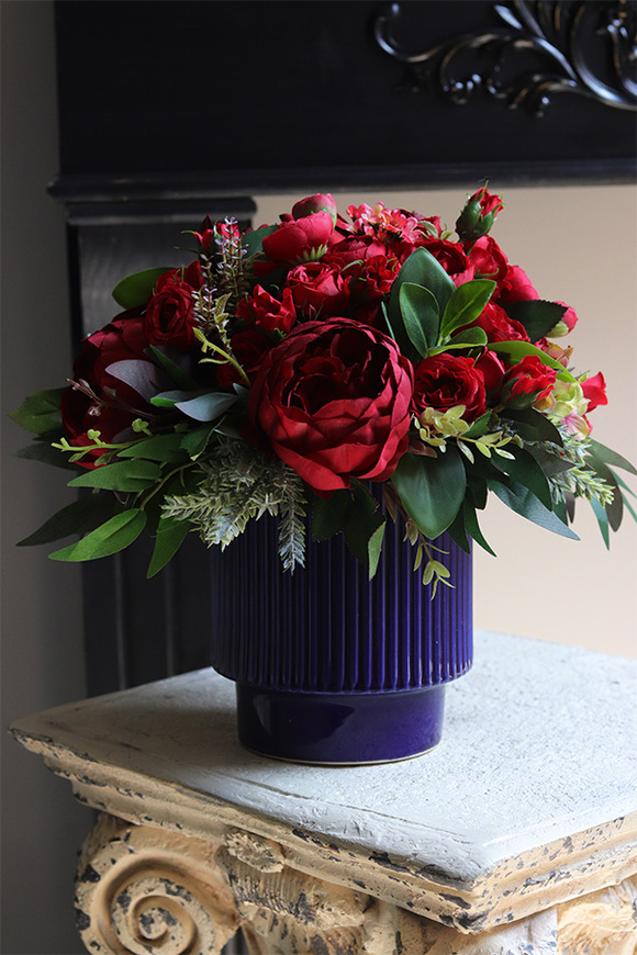 Red Heart, kompozycja kwiatowa w naczyniu