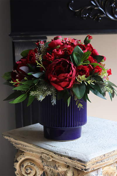 Red Heart, kompozycja kwiatowa w naczyniu