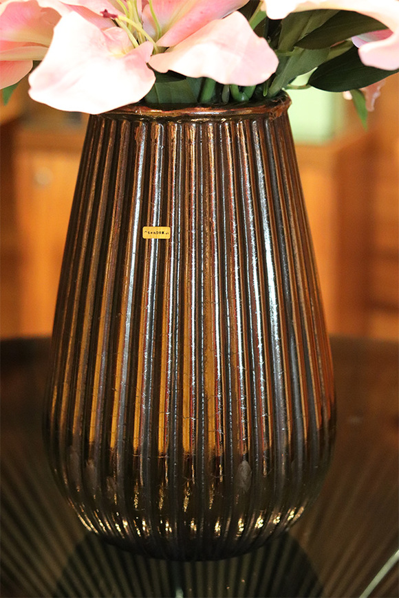 Liliowe Hilton 2, kompozycja kwiatowa w naczyniu