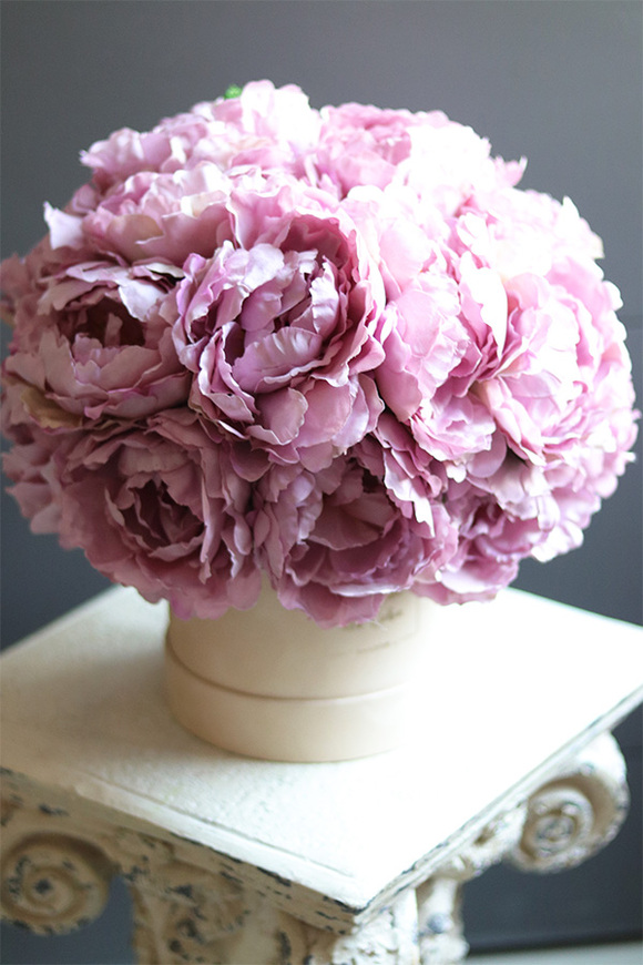 Pivonia, flowerbox z różowymi peoniami