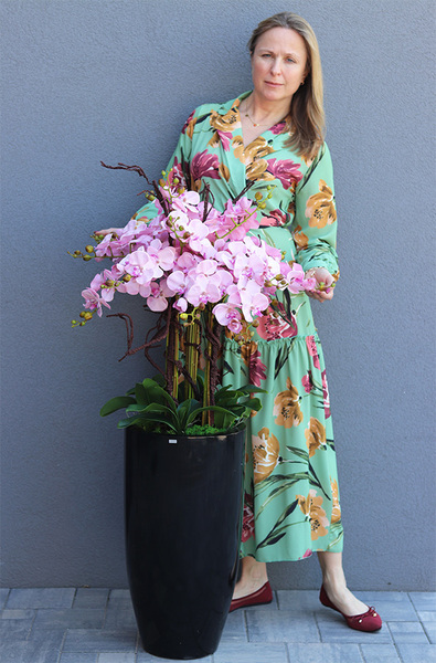 Grande Fiberglass Black, pudrowy storczyk w wysokiej czarnej donicy, wys.125cm