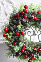 Czerwień, świąteczny wianek na drzwi