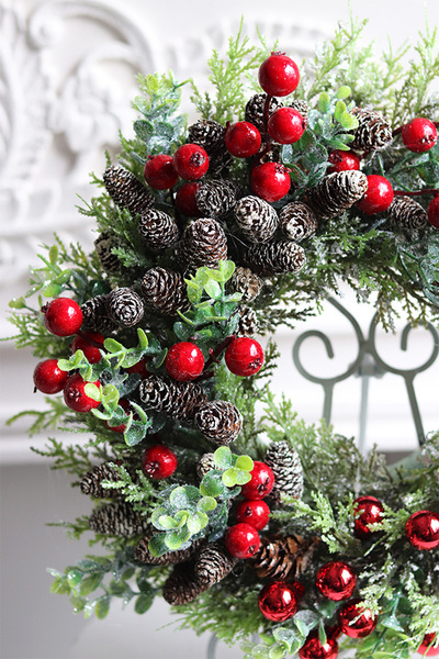 Czerwień, świąteczny wianek na drzwi