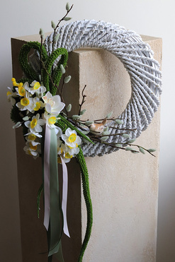 OD RĘKI Seritte, asymetryczny wianek wiosenny, wym.34/60cm