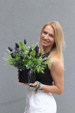 Black Easter, kompozycja z gumowymi tulipanami, wys.34cm