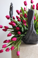 Volcan Magenta Tulips, kompozycja nagrobna w misie