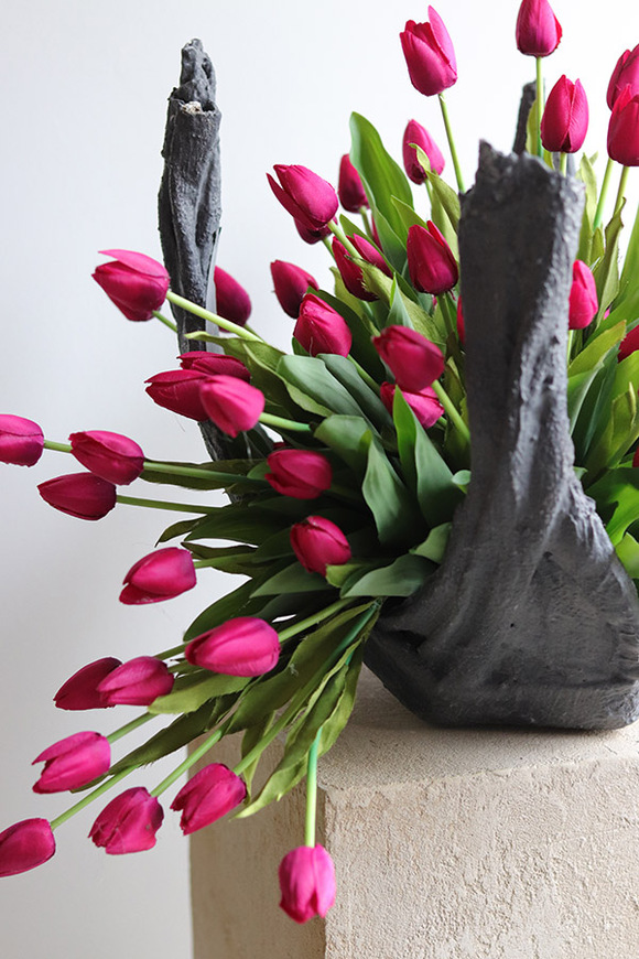 Volcan Magenta Tulips, kompozycja nagrobna w misie