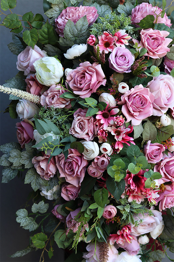 Betrella, okazała wiązanka nagrobna z różami