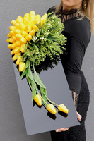 Tulippo New Design Yellow, dekoracja nagrobna na czarnej podstawie