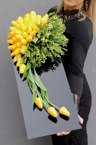 Tulippo New Design Yellow, dekoracja nagrobna na czarnej podstawie