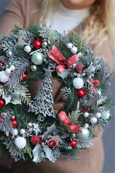 Srebrna Choinka, świąteczny wianek na drzwi