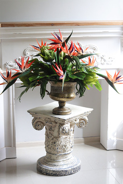 Strelicja Palace, kompozycja kwiatowa w pucharze na stół, wym.66x98x56cm