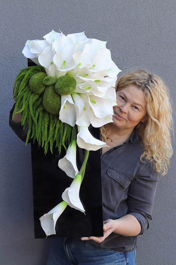 New Design Kalleno, dekoracja nagrobna na czarnej podstawie