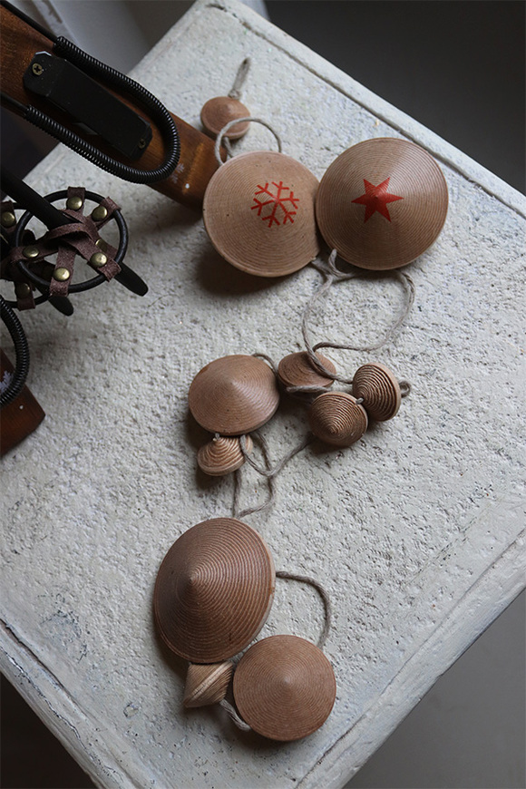 Modern Wood, drewniana zawieszka łańcuch, ze wzorem