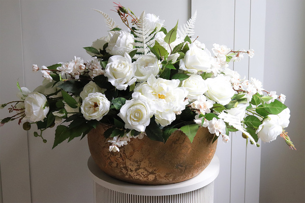 Złota Rezydencja Lorient, kompozycja kwiatowa w złotej misie