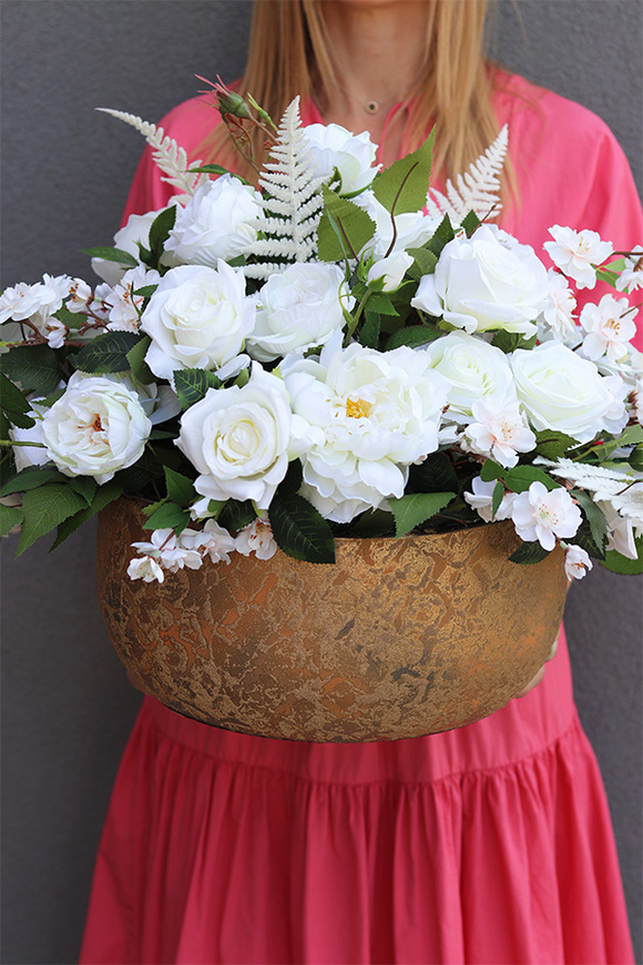 Złota Rezydencja Lorient, kompozycja kwiatowa w złotej misie	