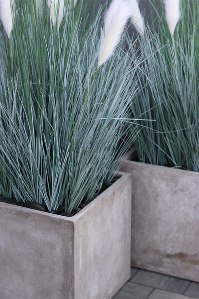 Concrete Square 2, wysokiej jakości sztuczna trawa w betonowej donicy