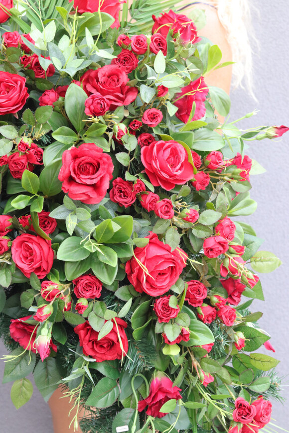 Luiza Red Violla, wiązanka nagrobna z czerwonymi kwiatami